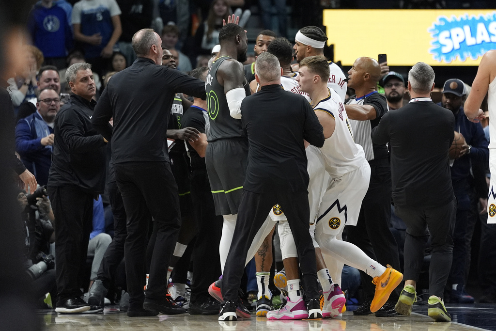 NBA(影)/小毛頭後衛Branu爆扣Gobert太囂張 金塊灰狼爆發衝突