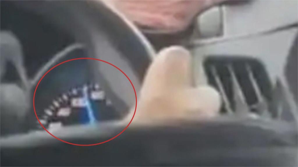 激起白煙! 拖板車國道逼車甩尾 網友論戰「中線開太慢?」