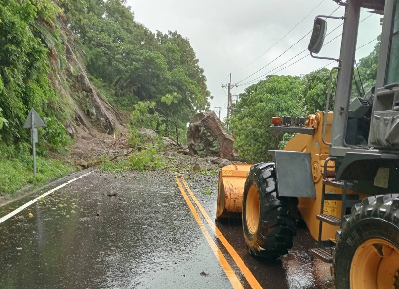 快新聞／濱海公路台11線35k邊坡土石坍滑！　一度造成道路阻斷