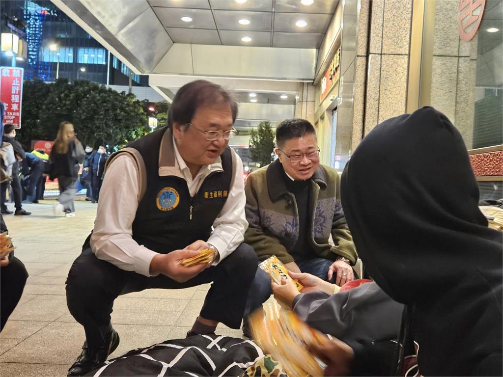 冷空氣襲台氣溫恐跌破10度!邱泰源前進北車關心街友