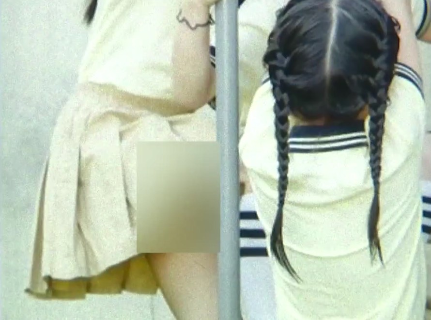 女兒15張畢業照「內褲全看光」！家長氣炸投訴反遭嗆：你以為你是誰呀