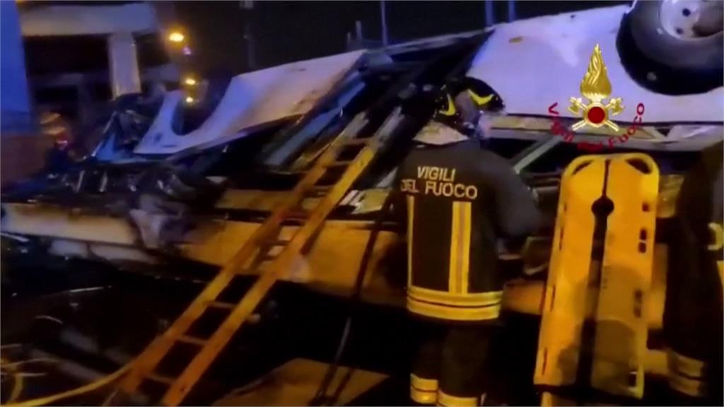 威尼斯巴士衝破高架護欄墜落爆炸　死傷慘重！市長：現場如世界末日