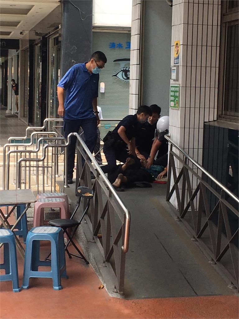 快新聞／台中清水郵局驚見男子持刀揮舞　遭警合力壓制在地