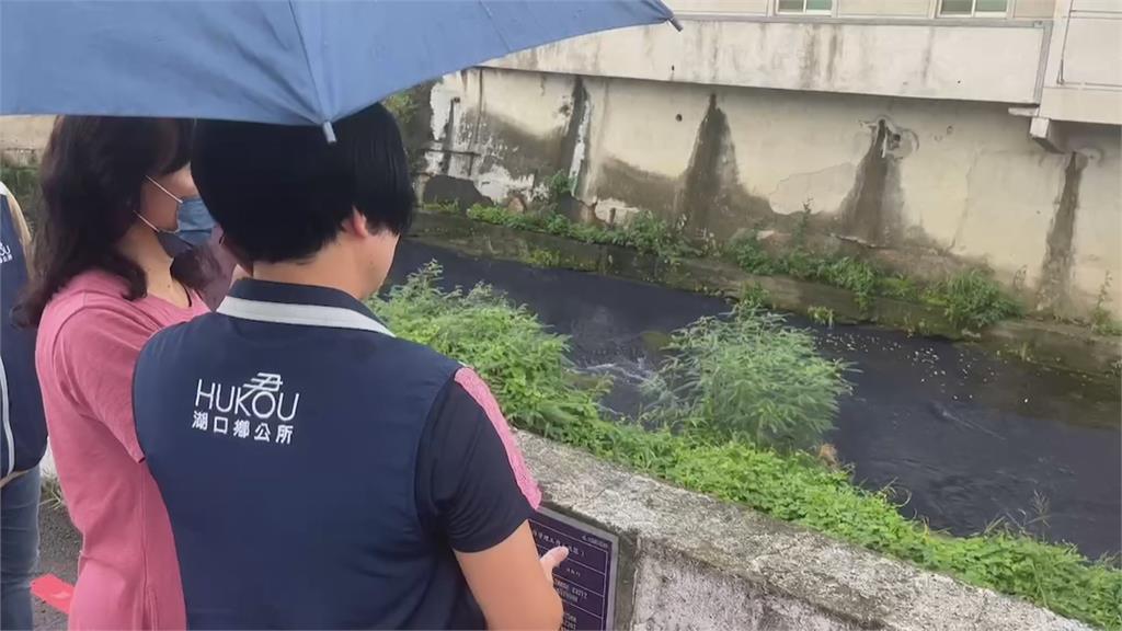 新竹湖口鄉德盛溪變藍色多瑙河? 紡織廠廢水溢流釀禍