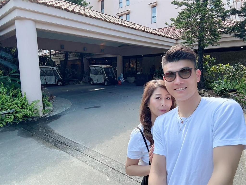 10歲戀上「國小同學媽媽」！專情日男娶「大21歲」美魔女內幕曝光