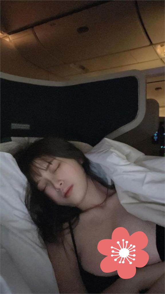 愛心快擋不住了…超巨正妹躺旁邊睡好香 網驚覺是百萬辣模:好難冷靜