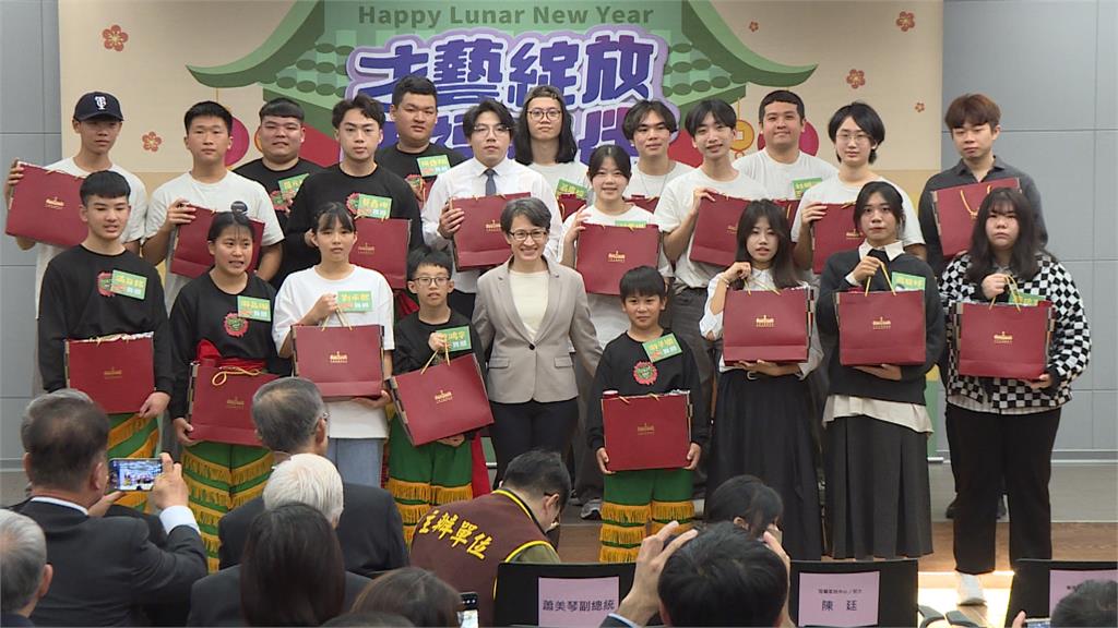 蕭美琴參與家扶年前活動 剪紙迎春見證才藝培力