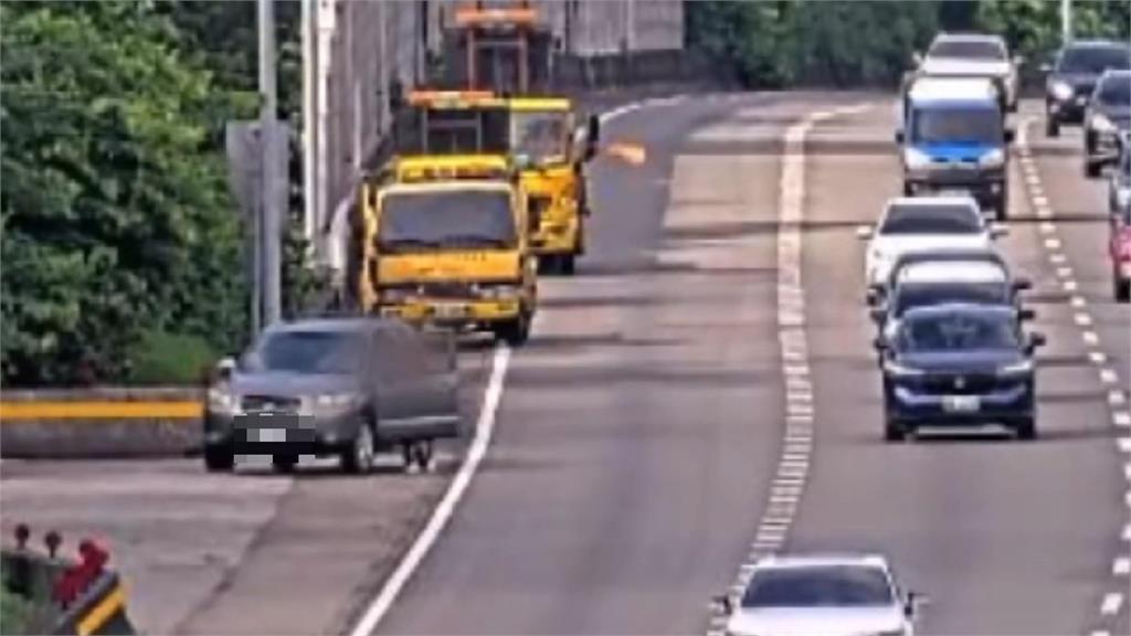 駕駛疑為等「指定救援」 3人竟在國道上推車恐觸法