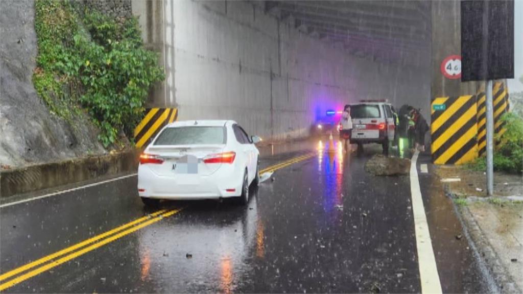 阿里山遊客駕車自撞落石　車頭損毀　幸駕駛僅輕傷
