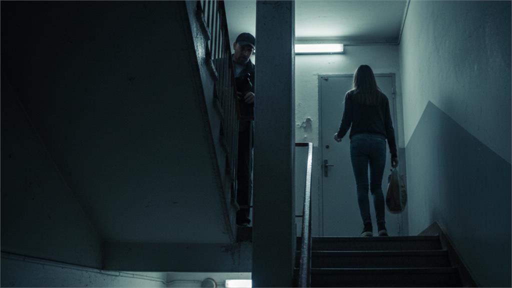 找不到前妻…竟持刀闖閨密家！他「掐脖侵犯」下指令：10分鐘內沒X就要殺妳