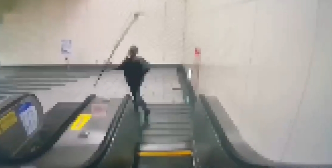 人心惶惶! 男搭捷運喊「我要殺人」 警「全副武裝」戒備