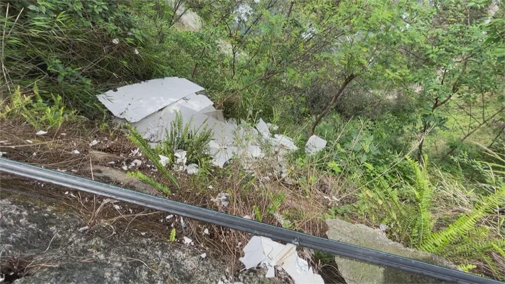 鹿谷鄉「小半天」　懸崖邊坡驚見「白色垃圾瀑布」