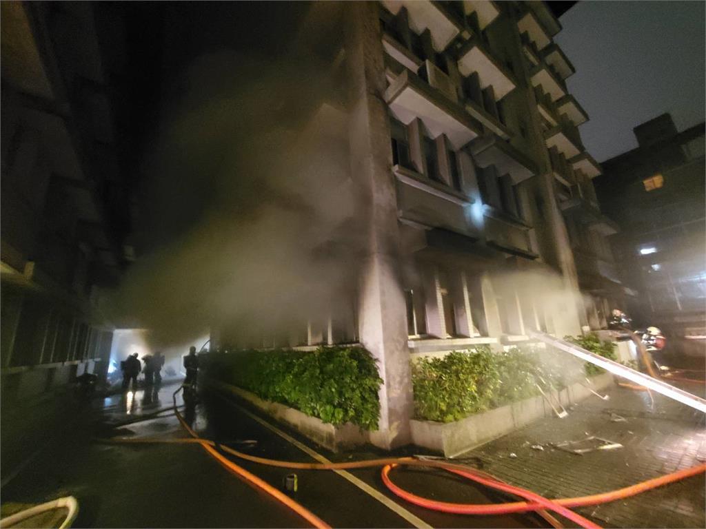 快新聞/調查局暗夜惡火 濃煙竄天警消搶救畫面曝光