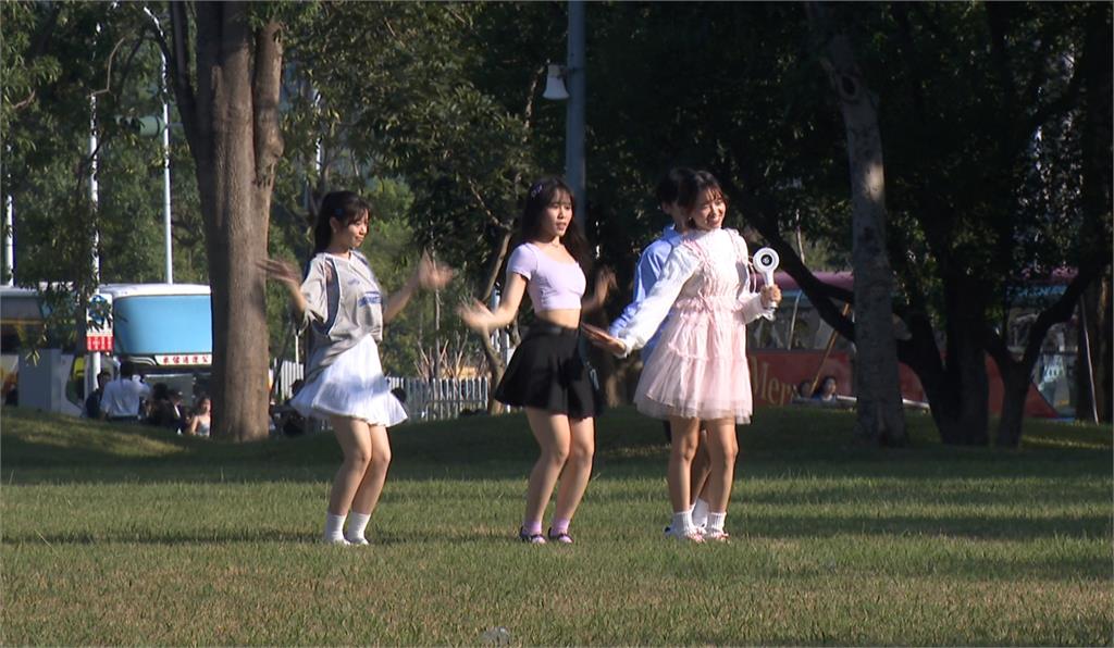 TWICE旋風襲台! "應援專車上路"繞行高雄各大景點