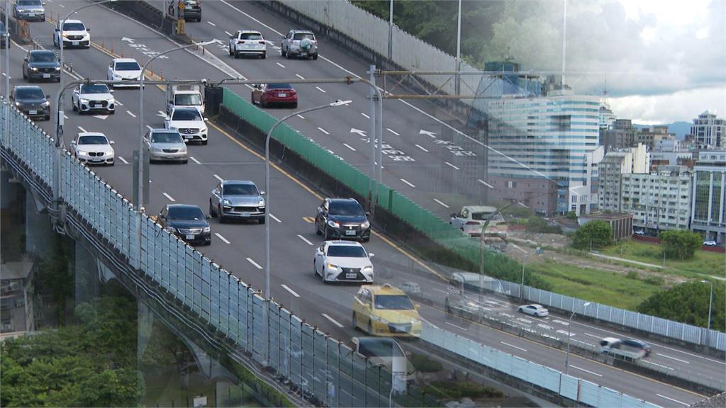 醉鬧事！泰籍女搭小黃　高架上找不到手機「竟跳車」