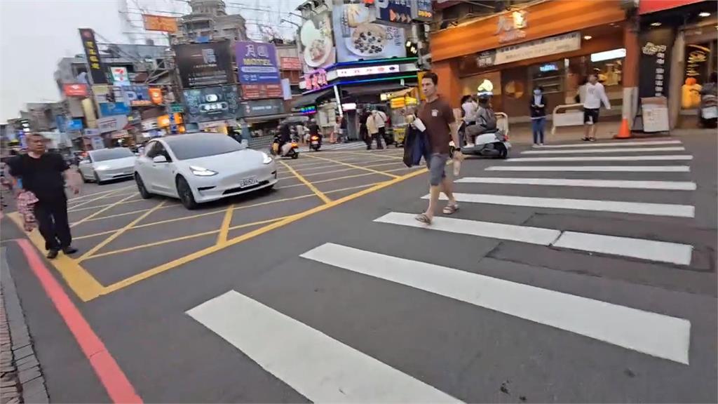 男女經新竹城隍廟前道路遭撞　休旅車最高可罰3萬6