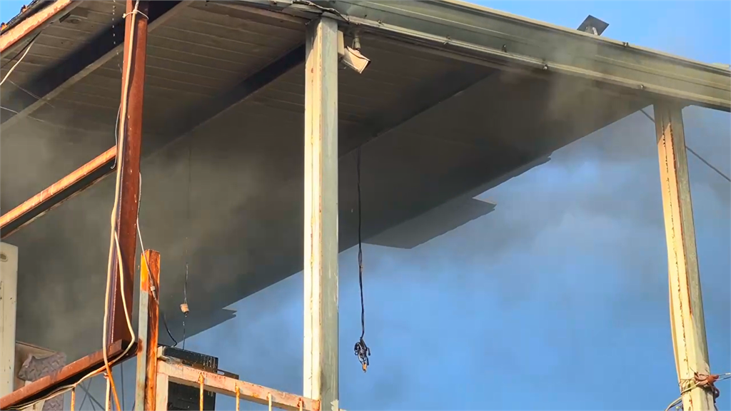 最新／台南百年木炭行火警！濃煙狂竄畫面曝光