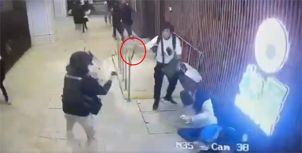 快新聞/驚悚畫面曝!香港男廣場揮舞牛肉刀 警攜盾牌戒備「開2槍」制伏