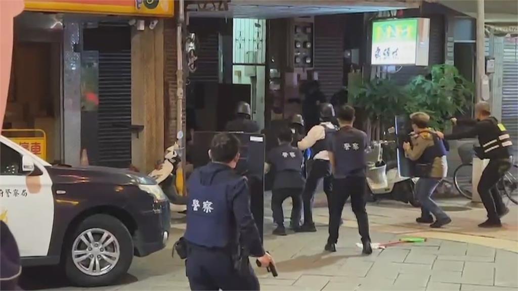 萬華警分局坐鎮、探視受傷員警　不怕打臉作秀說？說柯文哲：敵情不明