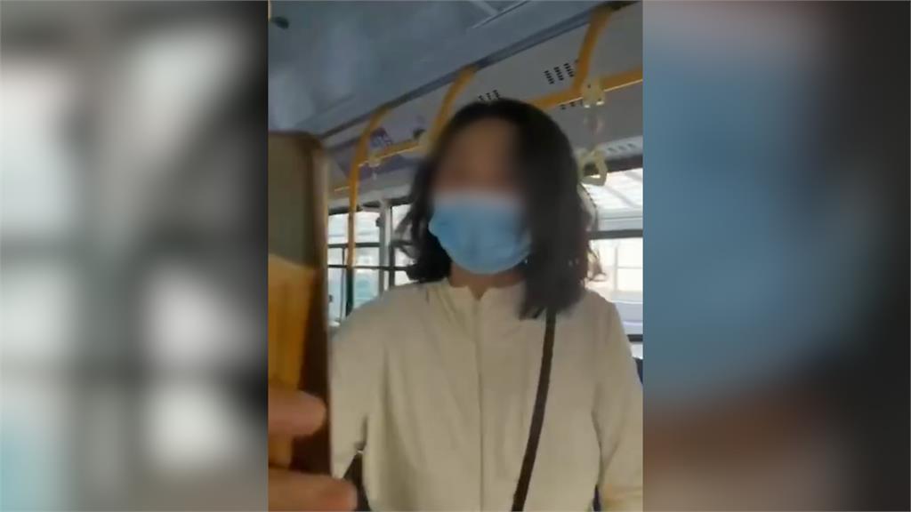 不付錢還咬人！中國大媽搭公車不買票　與司機吵架被拍惱羞咬人