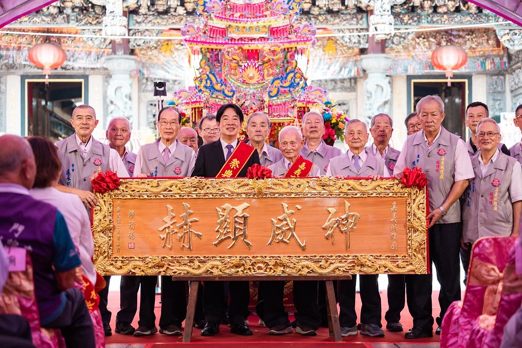 快新聞/嘉義城隍廟夜巡起駕! 賴總統扶轎贈匾:政府將不分黨派推動建設