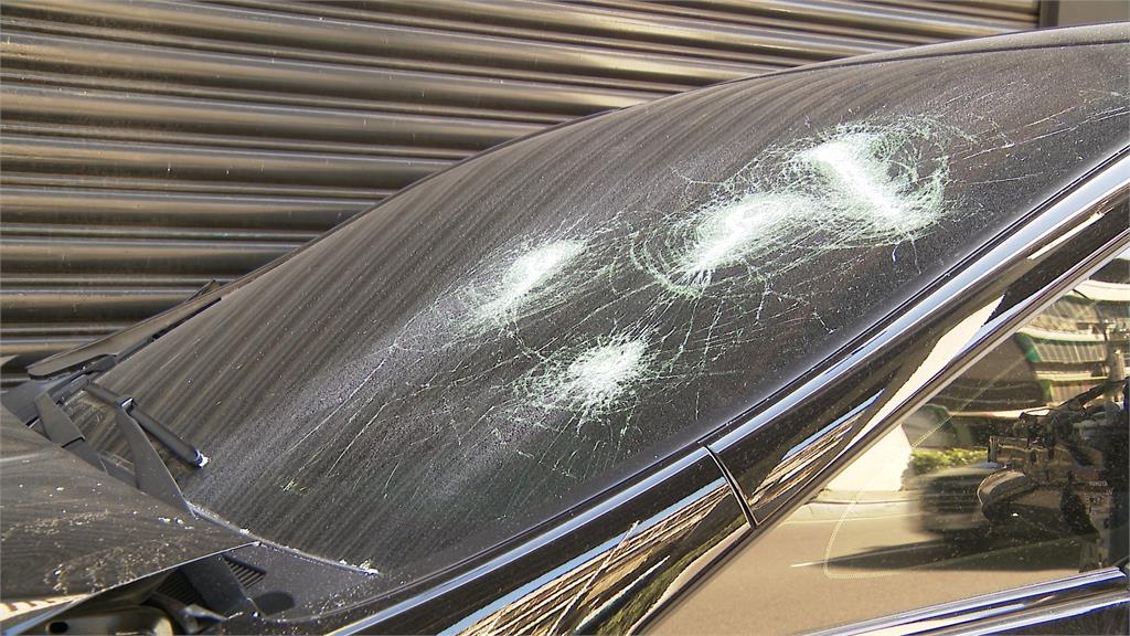 糗!惡煞持棍棒猛砸車行汽車 替朋友尋仇竟然認錯人