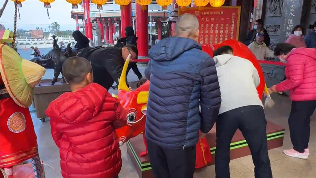 高雄元亨寺除夕敲鐘"108響"迎馬年 雲林明聖宮發12萬紅包