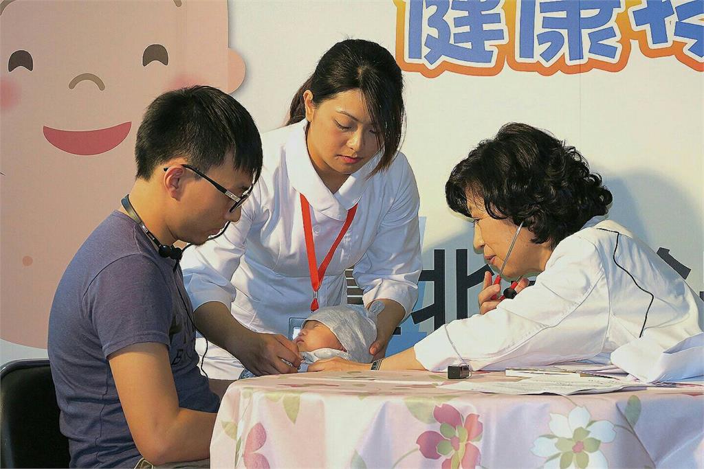 柯文哲才酸賴清德頻遇昏倒事件　「陳佩琪秒打臉？」自曝機上救人往事