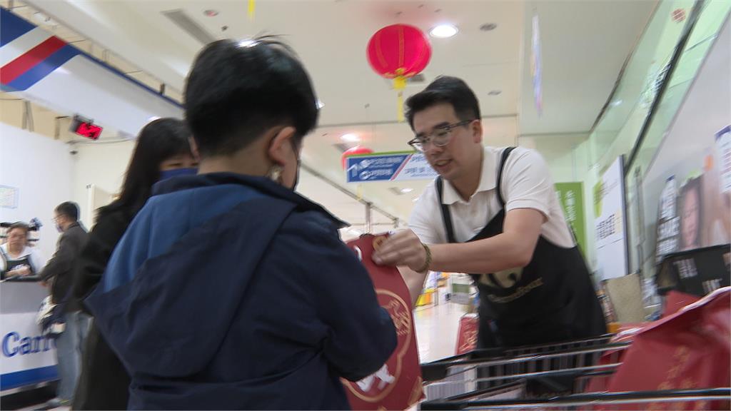 初一百貨好熱鬧!賈永婕打鼓、發紅包袋 民眾搶買福袋抽名車