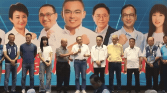 侯友宜挺洪孟楷反罷「遭搶麥」!前鄉長突嗆「你不認同嗎」尷尬畫面全被拍