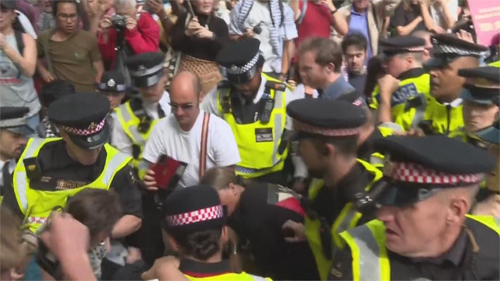 班克西新作現倫敦街頭！　諷英打壓挺巴抗議遭黑布遮住