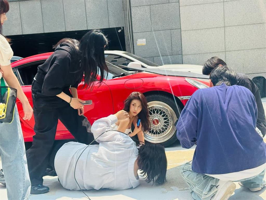 後面有車!河智苑「趴馬路倒出猛料」超扯狀態被捕捉…網嚇爛:太厲害
