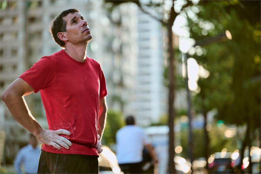 「攀岩大神」艾力克斯徒手爬101遇雨延期！專家揭難度：施力多1.3倍