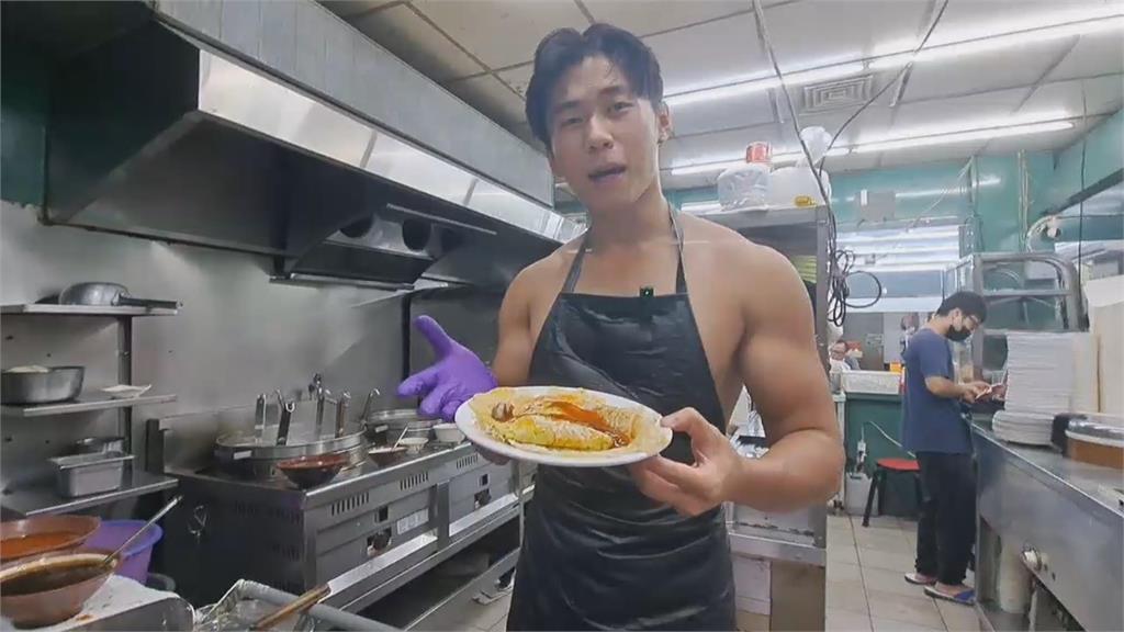 基隆60年蚵仔煎老店爆紅 猛男廚師大秀舞蹈吸睛又吸客