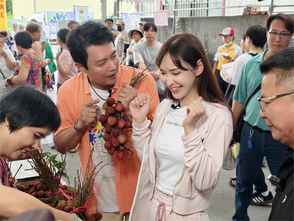 王燦、徐千京高雄鳳荔季失控掃貨！玉荷包甜到想戀愛　王燦笑虧：還沒開播就偷吃三顆
