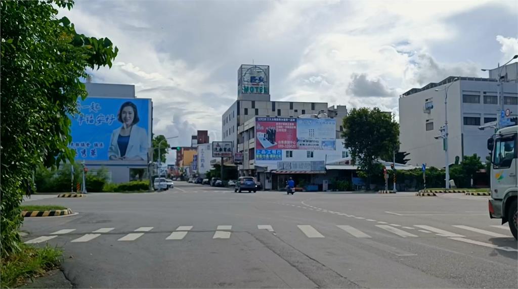 警車無預警路口「360度逆向大迴轉」！誇張畫面曝光…台東分局：為抓危險駕駛