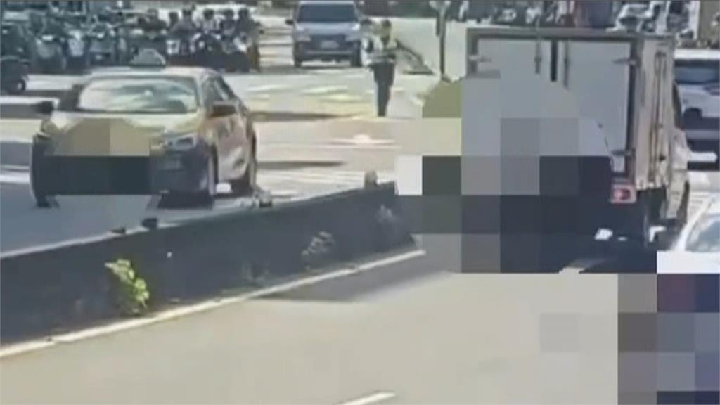 警察面前闖紅燈！計程車跑給警追　違規罰單2700元起