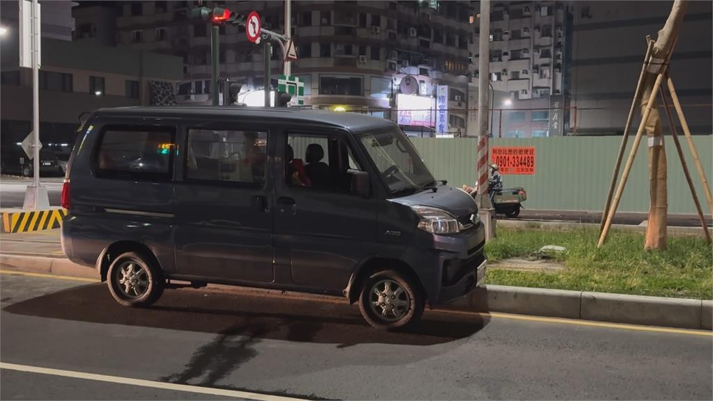 一月才出事!疑未注意路況 婦人再度誤闖輕軌受困