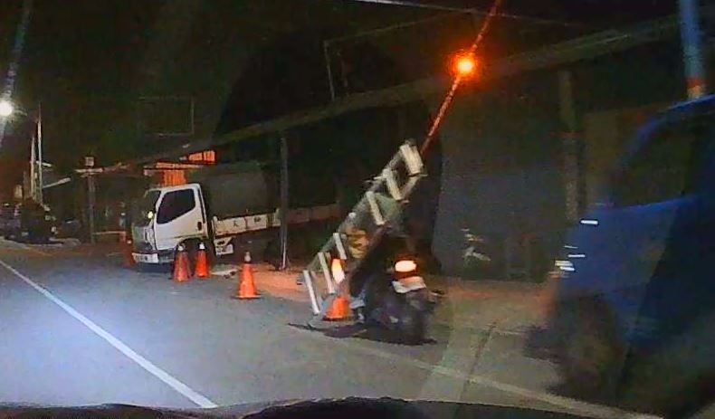 很囂張!花蓮男無照騎車又違規 竟還偷鋁梯、磚頭當場被逮