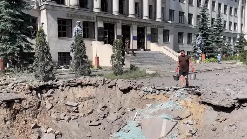 宛如隕石撞擊！哈爾科夫遭俄軍炸出2.5米坑洞