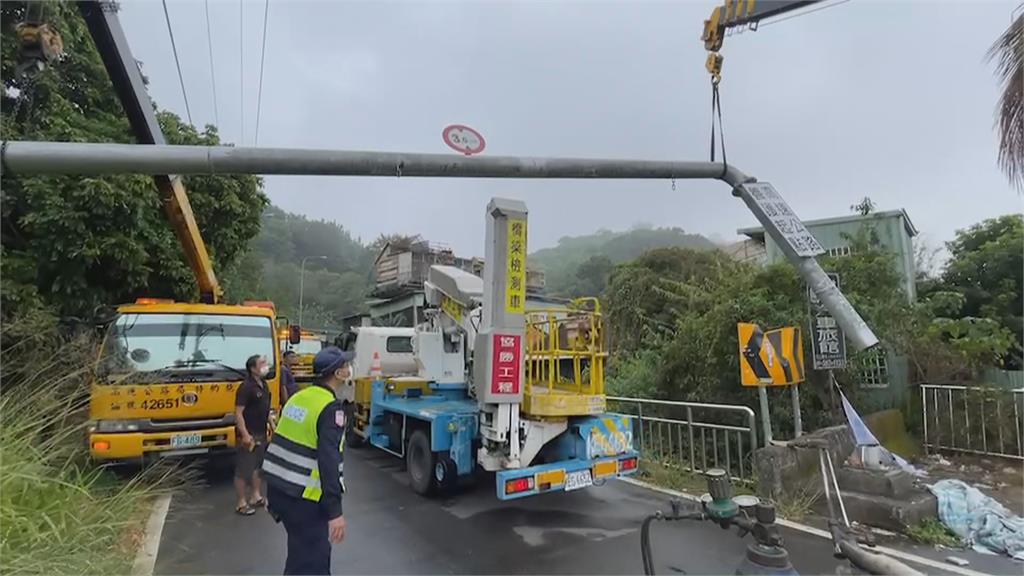 車頂吊臂直撞「3米限高架」 當場斷裂 驚悚畫面曝!