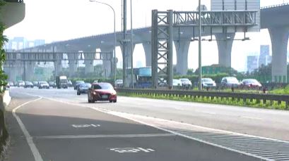 國道當停車場? 女駕駛"暫停內車道"下車抓狗