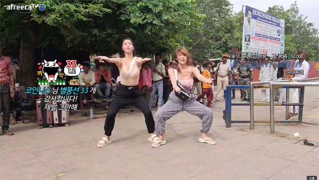 2正妹直播主穿「細肩帶小可愛」印度街頭熱舞！下秒遭男鄉民包圍