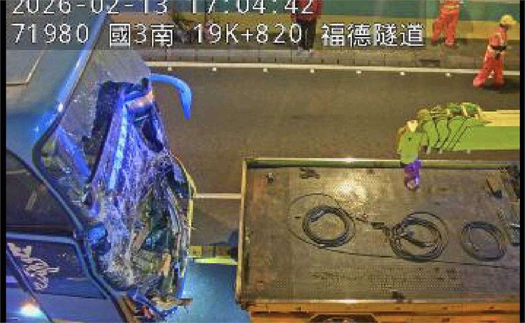 最新/前擋風玻璃全碎!國3遊覽車撞槽罐車 驚險畫面曝光