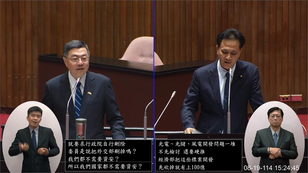 邱鎮軍示範刪預算喊「裁撤陸委會」　卓榮泰傻眼笑場