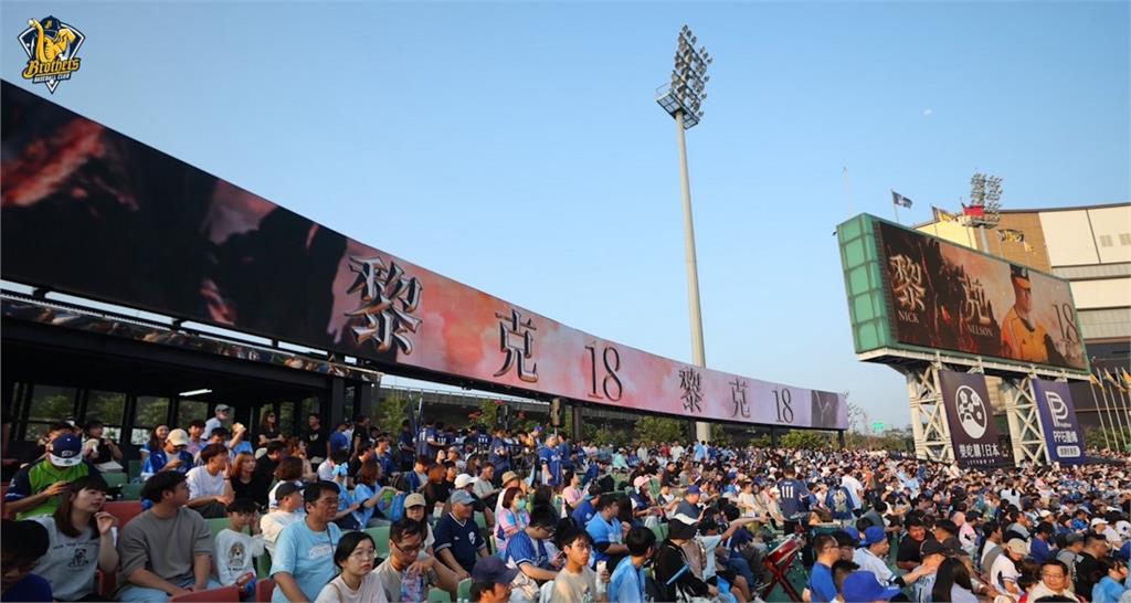 臺中洲際球場視覺大進化！ 中信兄弟導入台灣首創外野 LED 看板