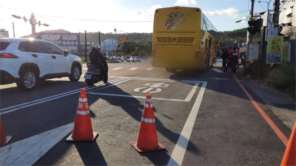 遊覽車右轉撞雙載機車 祖孫倒地手腳挫傷
