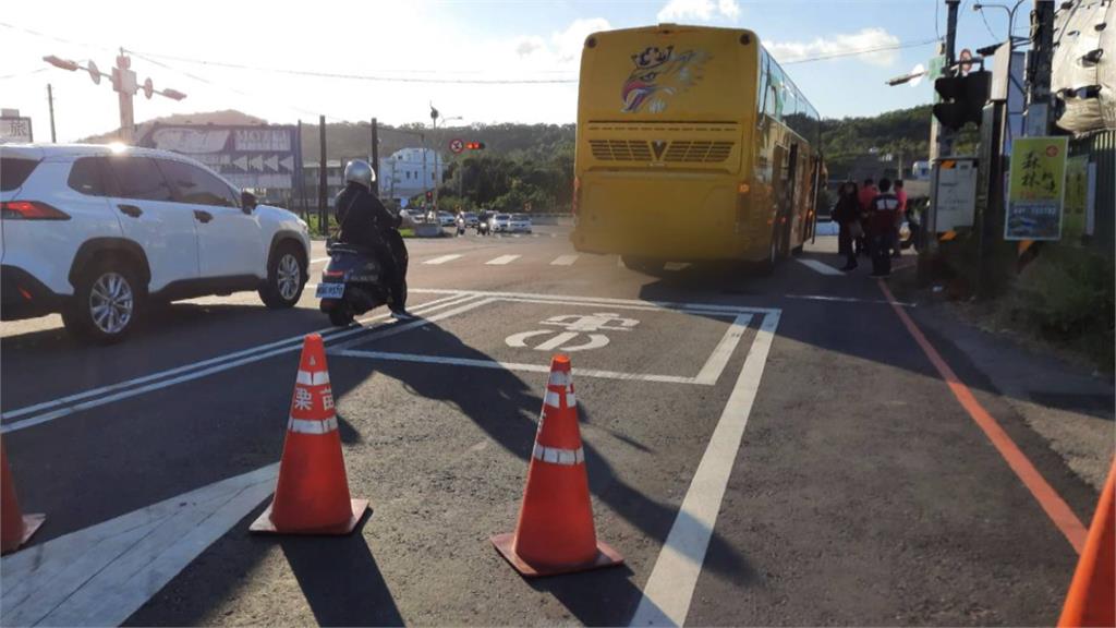 遊覽車右轉撞雙載機車　祖孫倒地手腳挫傷