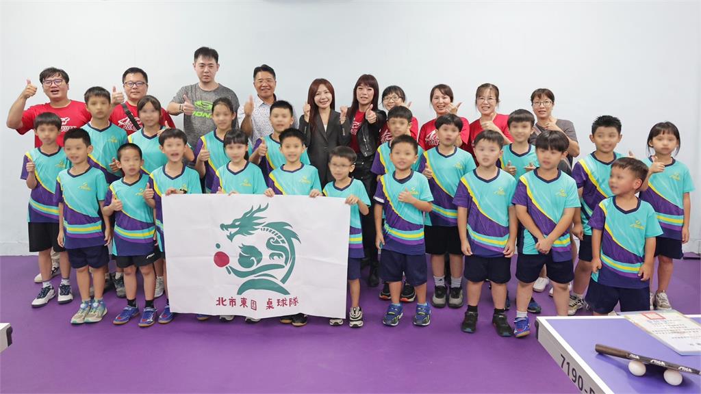 快新聞/送暖!吳沛憶助東園國小桌球隊升級裝備 睽違10年復辦艋舺盃