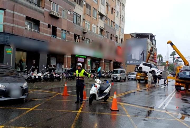 疑轉彎不慎擦撞對向車　宜蘭轎車旋轉翻覆四輪朝天